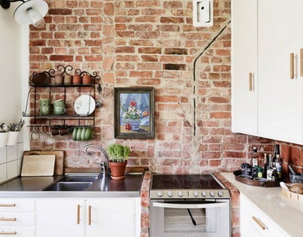 Dinding dengan aksen batu bata ekspos